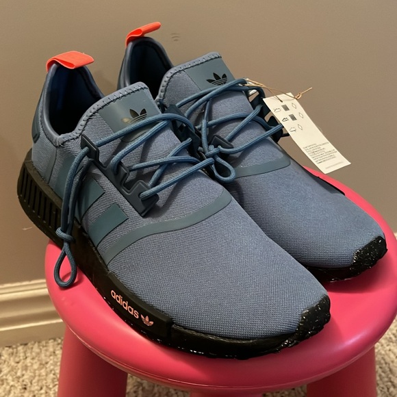 NWT adidas NMD R1 men’s running shoes in size 9.5 - Picture 2 of 14